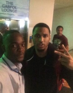 A fan posing with Trey Songz